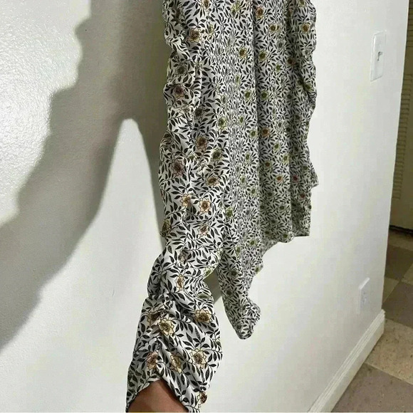 MAX STUDIO White Floral Top with Ruched Sleeves | size small. - Picture 2 of 3